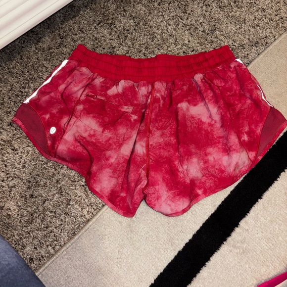 lululemon athletica Vibrant Pink tidal trip print hotty hot 2.5 inseam Shorts - Picture 3 of 4